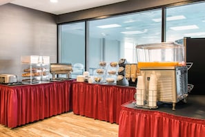 Café da manhã com buffet grátis todos os dias