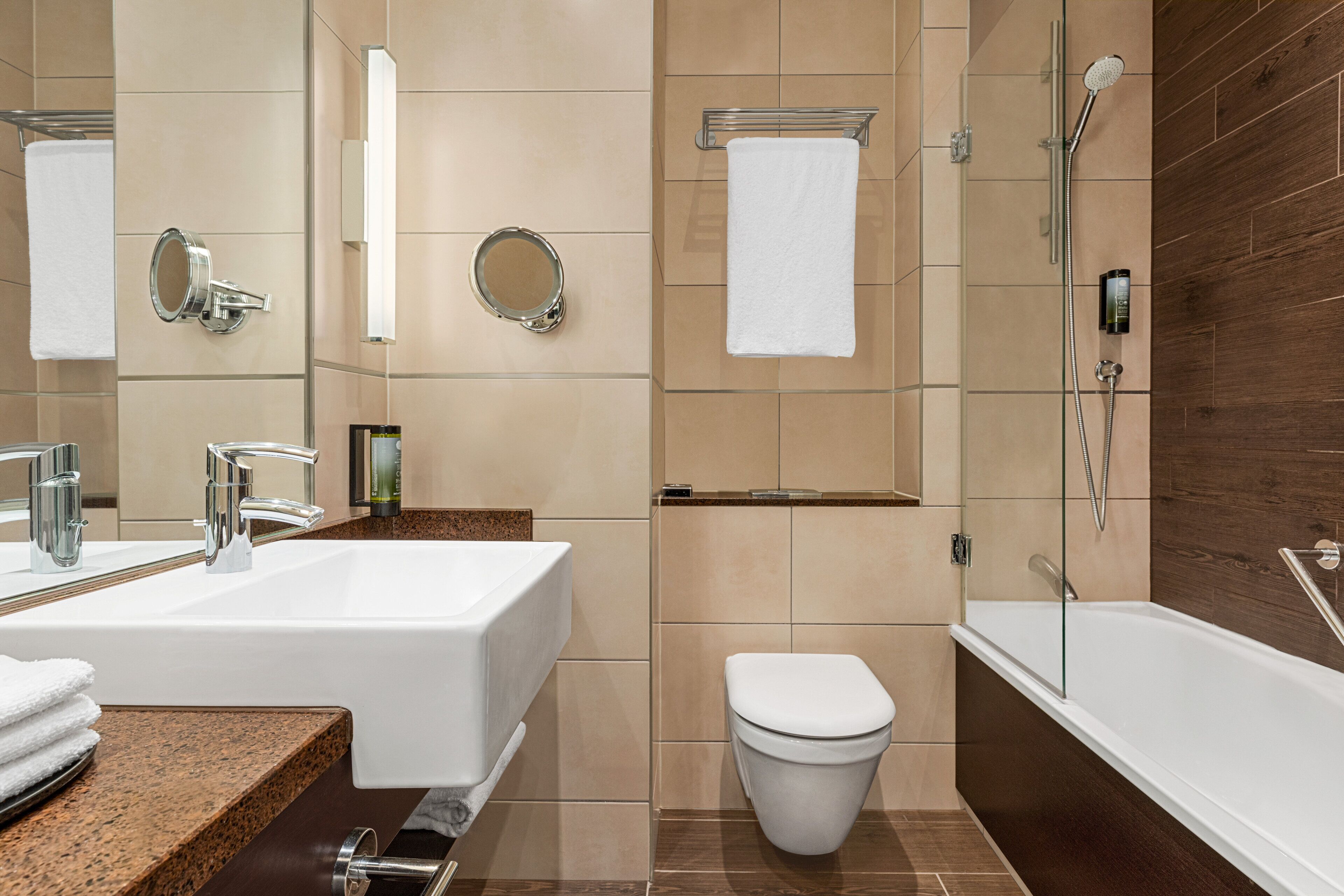 Un baño moderno con un lavamanos grande, inodoro y zona de ducha.