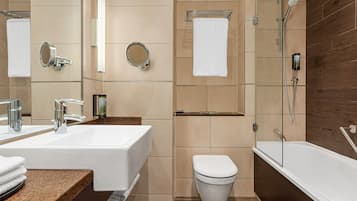 Un baño moderno con un lavamanos grande, inodoro y zona de ducha.