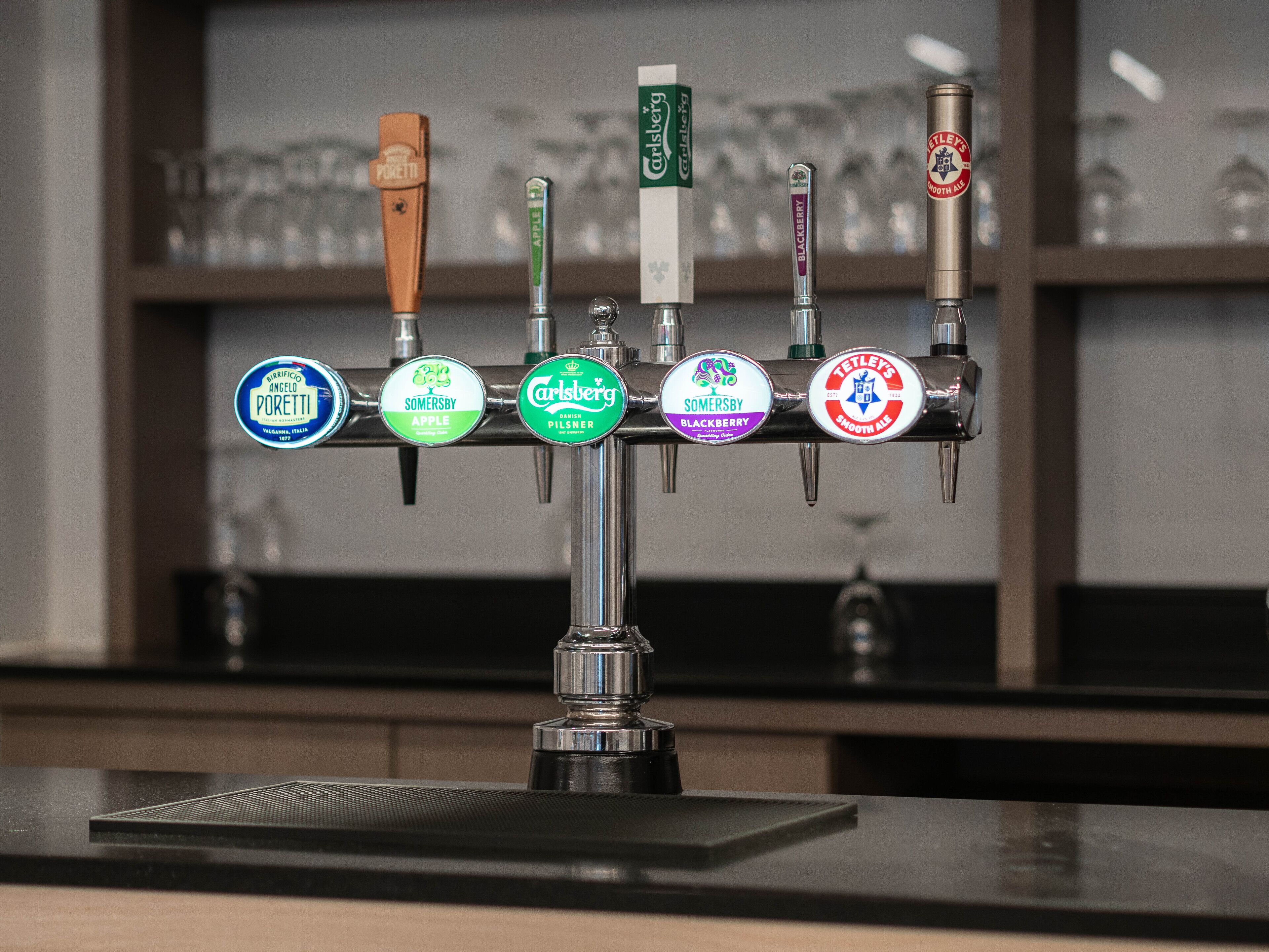 A tap with six beer options including Carlsberg and Poretti.