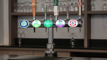 A tap with six beer options including Carlsberg and Poretti.