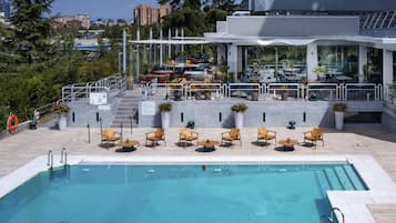 Piscine extérieure, parasols de plage, chaises longues