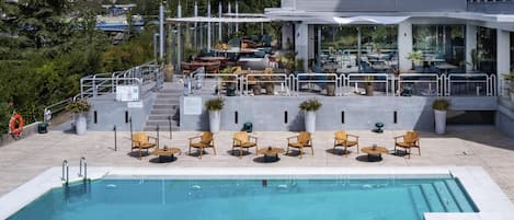 Piscine extérieure, parasols de plage, chaises longues