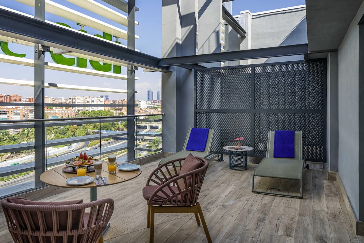 Deluxe Room, 1 Double Bed, Terrace | 1 bedroom, hypo-allergenic bedding, down comforters, Select Comfort beds