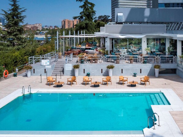 Piscine extérieure, parasols de plage, chaises longues