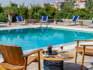 Outdoor pool, open 10:00 AM to 8:00 PM, pool umbrellas, pool loungers - Novotel Madrid City Las Ventas (Madrid)