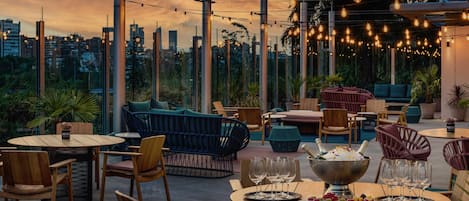 Petit déjeuner, déjeuner et dîner servis sur place