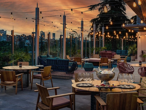 Petit déjeuner, déjeuner et dîner servis sur place