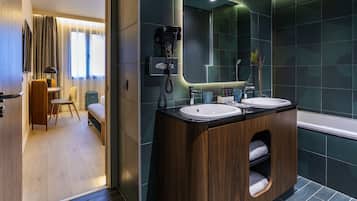 Habitación superior, 1 cama doble con sofá cama (Lounge) | Baño | Artículos de higiene personal ecológicos, secador de pelo y toallas