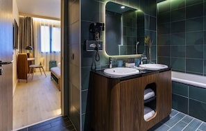 Habitació superior, 1 llit doble i sofà llit (Lounge) | Bany | Articles de tocador respectuosos amb el medi ambient