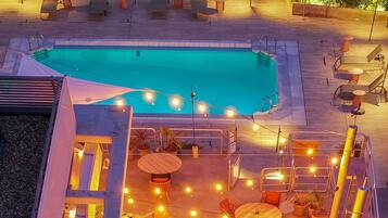 Een buitenzwembad, parasols voor strand/zwembad