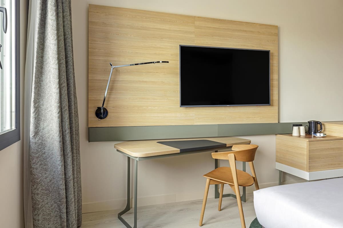 1 bedroom, hypo-allergenic bedding, down comforters, Select Comfort beds