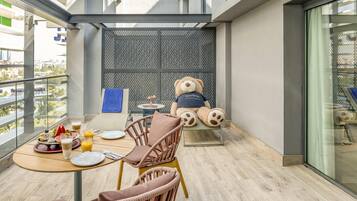 Habitación Deluxe, 1 cama doble, terraza | 1 dormitorio, ropa de cama hipoalergénica, edredones de plumas