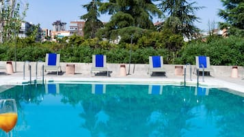 Piscina externa, funciona das 10h às 20h, guarda-sóis, espreguiçadeiras