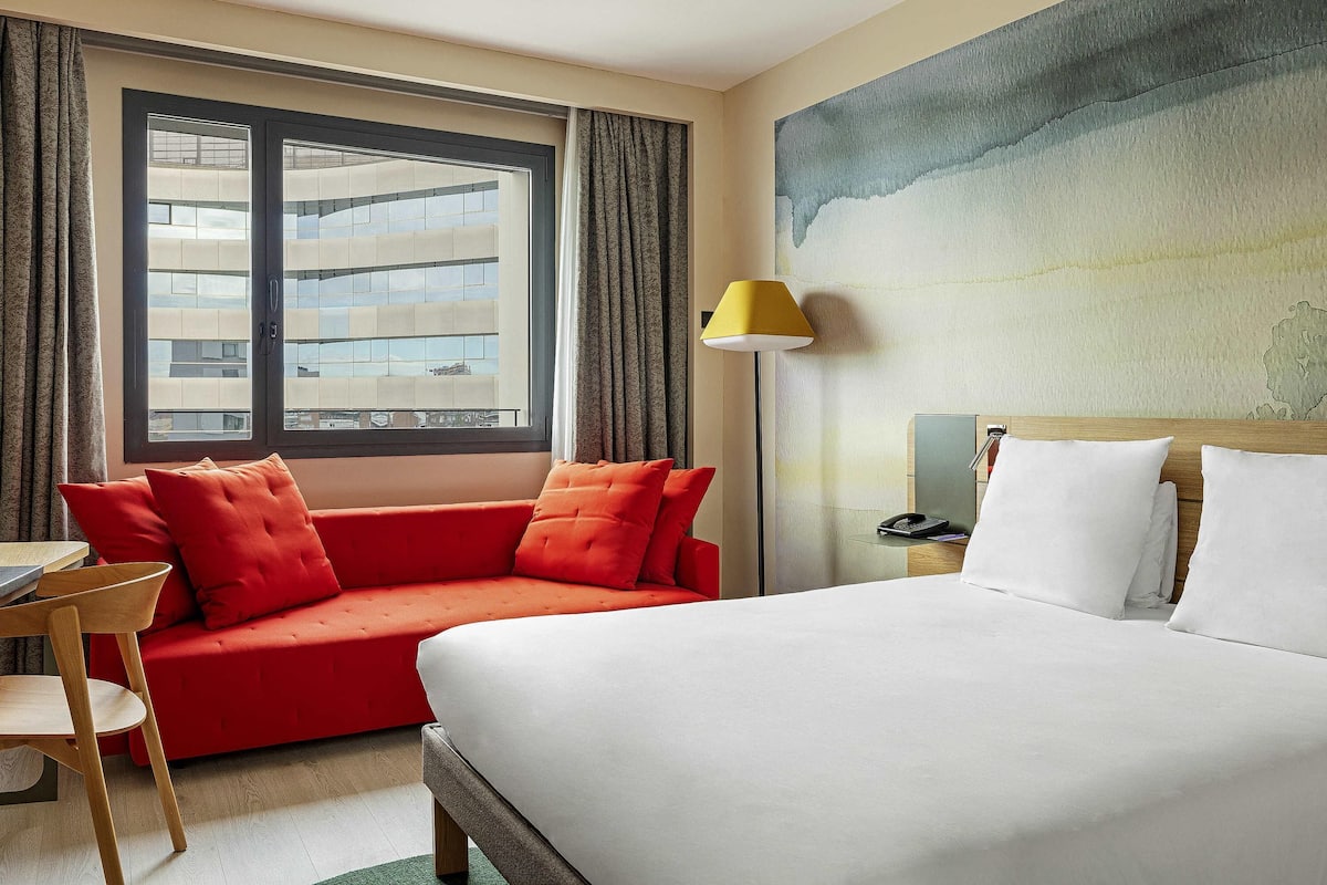 1 bedroom, hypo-allergenic bedding, down duvets, Select Comfort beds