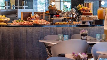 Petit déjeuner buffet (21.5 EUR par personne)
