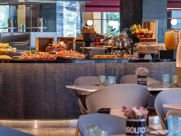 Frukostbuffé varje dag (EUR 21.5 per person)