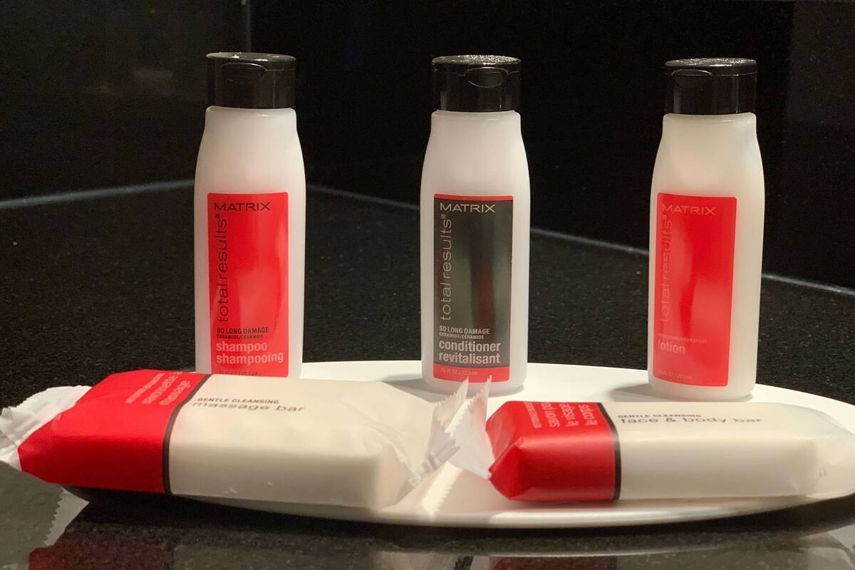 Trois bouteilles de la marque Matrix, présentées sur un plateau.