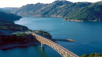 Un puente sobre un río, con colinas circundantes y cielo despejado.