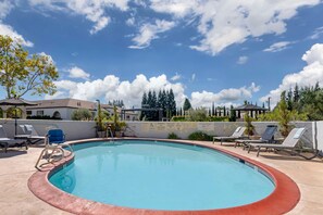 Outdoor pool, open 7:00 AM to 10:00 PM, sun loungers - Dry Creek Inn MOD Collection by Sonesta (Healdsburg)