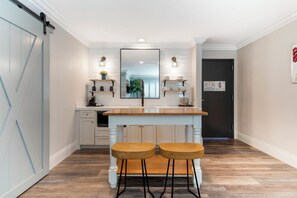 Suite, 1 letto king, non fumatori, caminetto (with Sofabed) | Area soggiorno | TV a schermo piatto 55 pollici con canali satellitari, TV