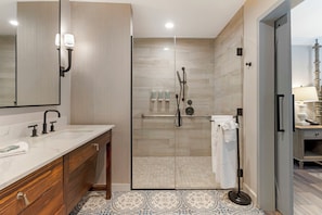Suite, 1 King Bed, Non Smoking, Fireplace (with Sofabed) | Bathroom | Combined shower/bathtub, eco-friendly toiletries, hair dryer, towels - Dry Creek Inn MOD Collection by Sonesta (Healdsburg)