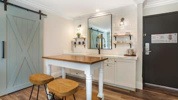 Suite (Wine Country) | Pengeskab på værelset, skrivebord, arbejdsområde til bærbare computere