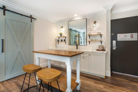 Caja de seguridad en la habitación y escritorio . Dry Creek Inn MOD Collection by Sonesta