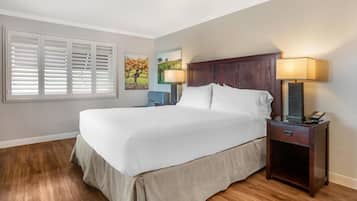 Room, Corner (King) | In-room safe, desk, laptop workspace, blackout drapes