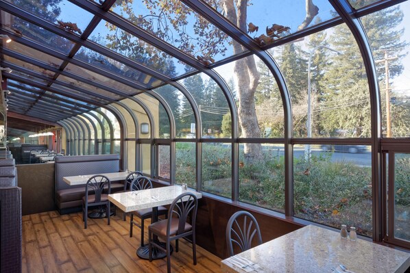 Breakfast, lunch and dinner served - Dry Creek Inn MOD Collection by Sonesta (Healdsburg)