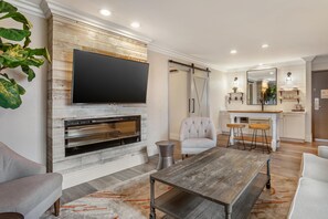 Suite (Wine Country) | In-room safe, desk, laptop workspace, blackout drapes