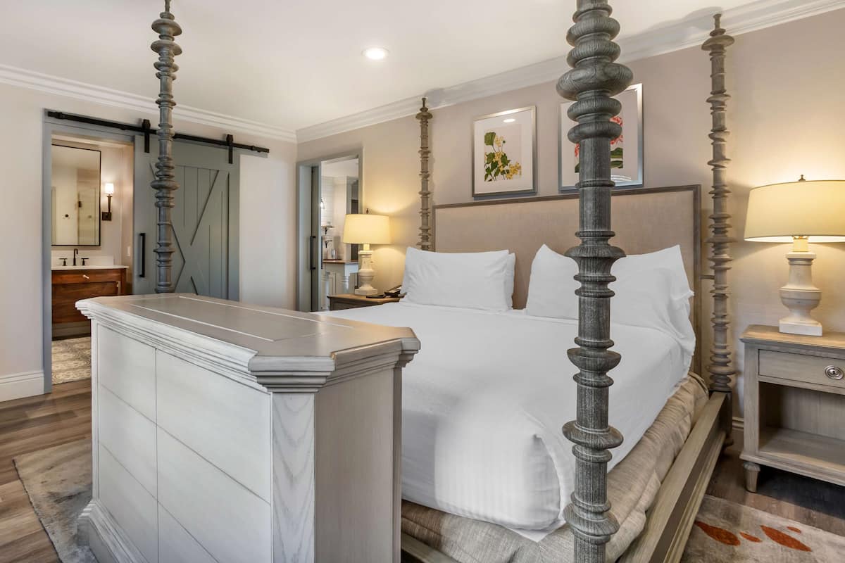 Suite, 1 King Bed, Non Smoking, Fireplace (with Sofabed)