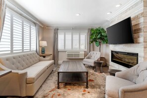 Suite, 1 très grand lit, non-fumeur, foyer (with Sofabed) | Aire de séjour | Téléviseur à écran plat de 55 po avec télévision par satellite