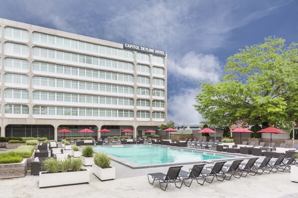 Seasonal outdoor pool, free cabanas - Capitol Skyline Hotel (Washington)