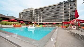 Een seizoensgebonden buitenzwembad en gratis zwembadcabana's