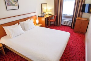 Double Room | Minibar, in-room safe, desk, laptop workspace - Hotel Astoria (Geneva)
