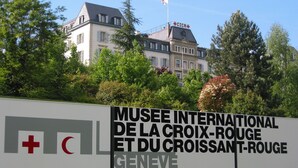 Señal para el Museo Internacional de la Cruz Roja y Media Luna Roja en Ginebra.