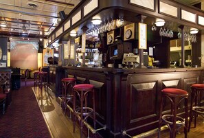 ให้บริการ: อาหารเช้า, อาหารกลางวัน, อาหารเย็น