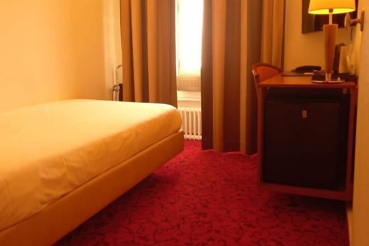 Minibar, in-room safe, desk, laptop workspace