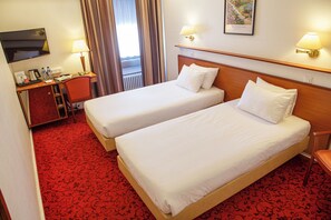 Twin Room | Minibar, coffre-fort, bureau