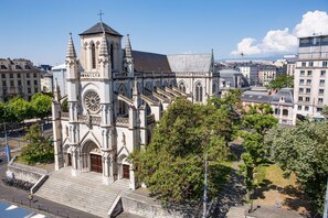 Vista frontal de la propiedad