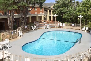 Una piscina al aire libre de temporada