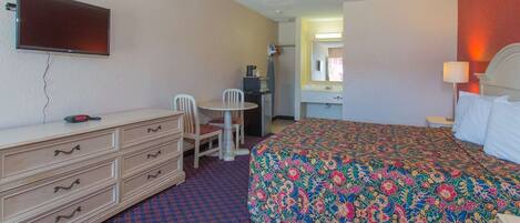 Een laptopwerkplek, een strijkplank/strijkijzer, gratis wifi, beddengoed