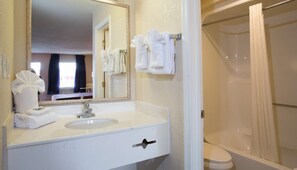 Habitación, 2 camas dobles, no fumadores | Espacio para trabajar con un portátil y tabla de planchar con plancha