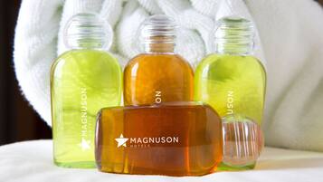 Phòng, 2 giường đôi, không hút thuốc | Phòng tắm | Máy sấy tóc, khăn tắm