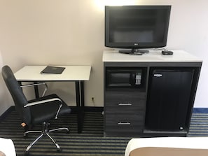In-room safe, desk, laptop workspace, iron/ironing board - Quality Inn Savannah I-95 (Savannah)