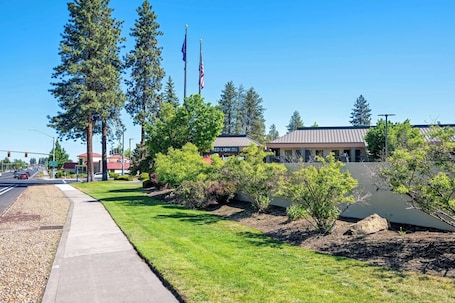 Exterior. Red Lion Inn & Suites Deschutes River Bend