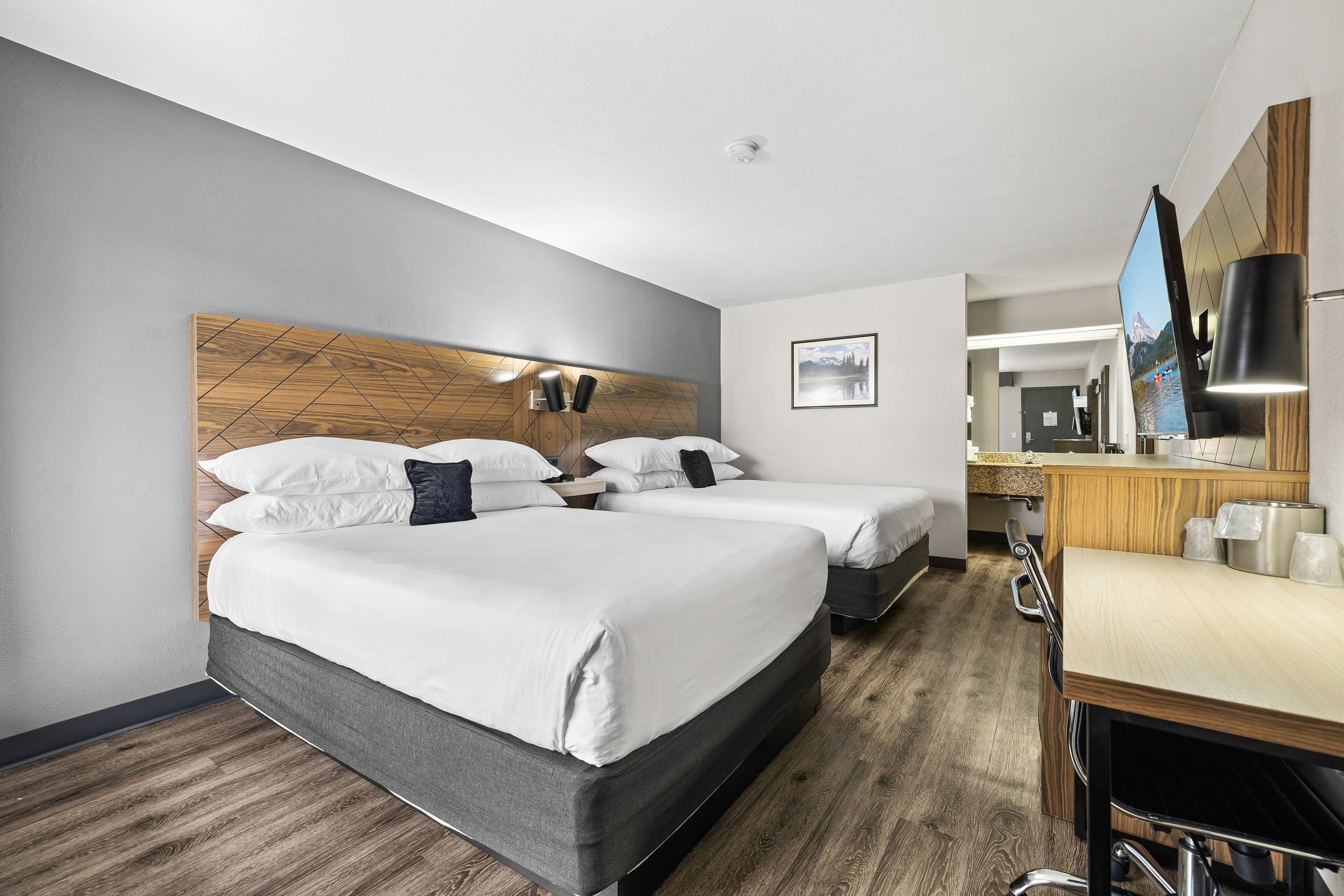 尊荣客房, 2 张大床, 无烟房, 海港景观 | 遮光窗帘、熨斗/熨衣板、免费 WiFi、床单