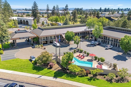 Exterior. Red Lion Inn & Suites Deschutes River Bend