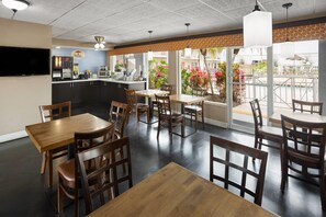 Bao gồm bữa sáng mang đi hàng ngày 